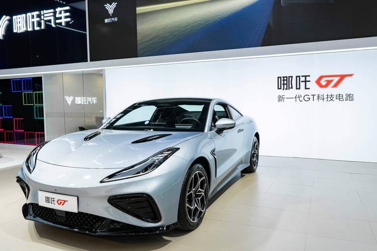 佛山171哪吒汽车在智能汽车领域的表现，领途汽车在新能源汽车市场中的影响力